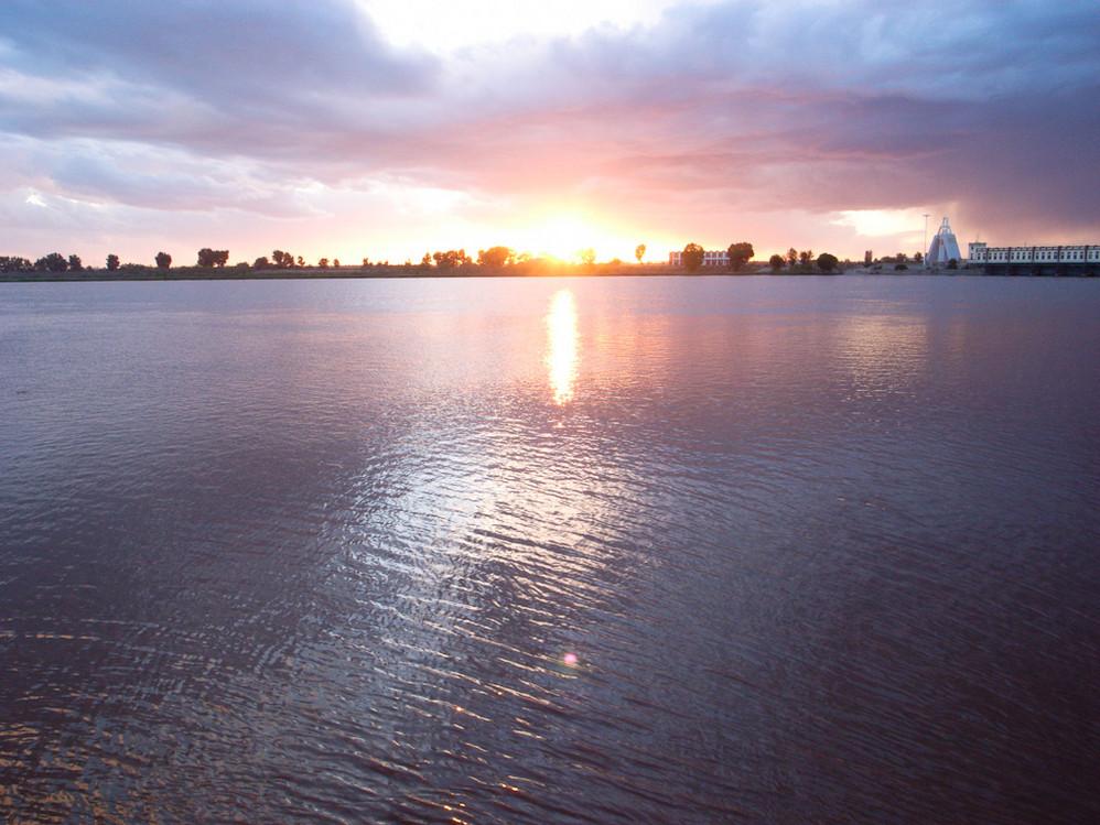 巴彦淖尔,地理、文化与经济发展概述